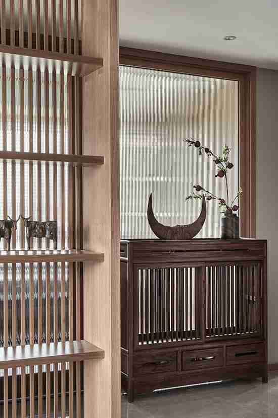 原木家具+水墨元素，完美打造170㎡新中式家居，看一眼就會(huì)愛上！